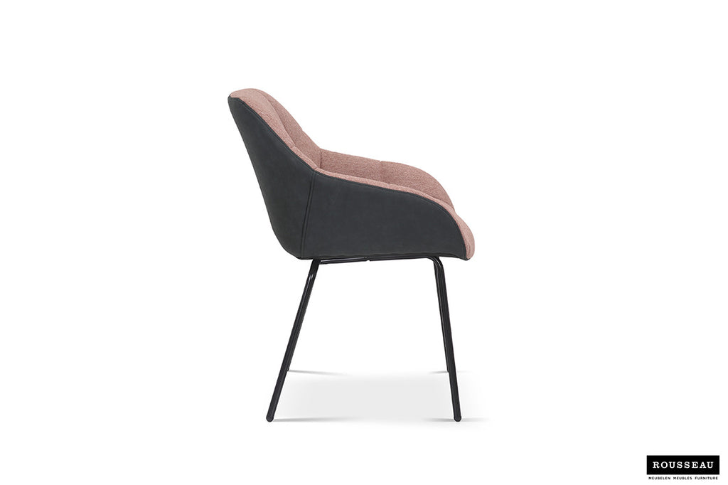 Stoel 'Sem' met roze stof en donkergrijze PU-rug, voorzien van armleuningen. Perfect als stijlvolle toevoeging aan je interieur.