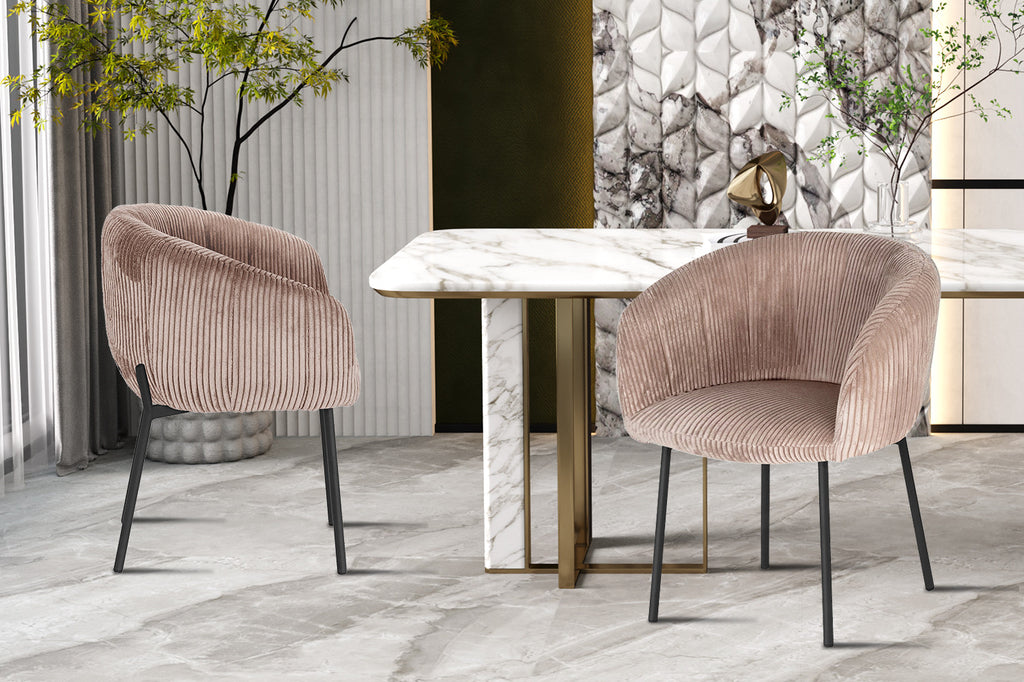 Stoel 'Sevilla' Corduroy Fabb Hyper 38 Zand naast een marmeren tafel, opgesteld in een stijlvolle kamer met een groene boom in een vaas.