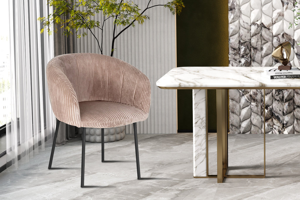Stoel 'Sevilla' Corduroy Fabb Hyper 38 Zand naast een marmeren tafel met gouden poten, perfect voor elke ruimte in je huis.