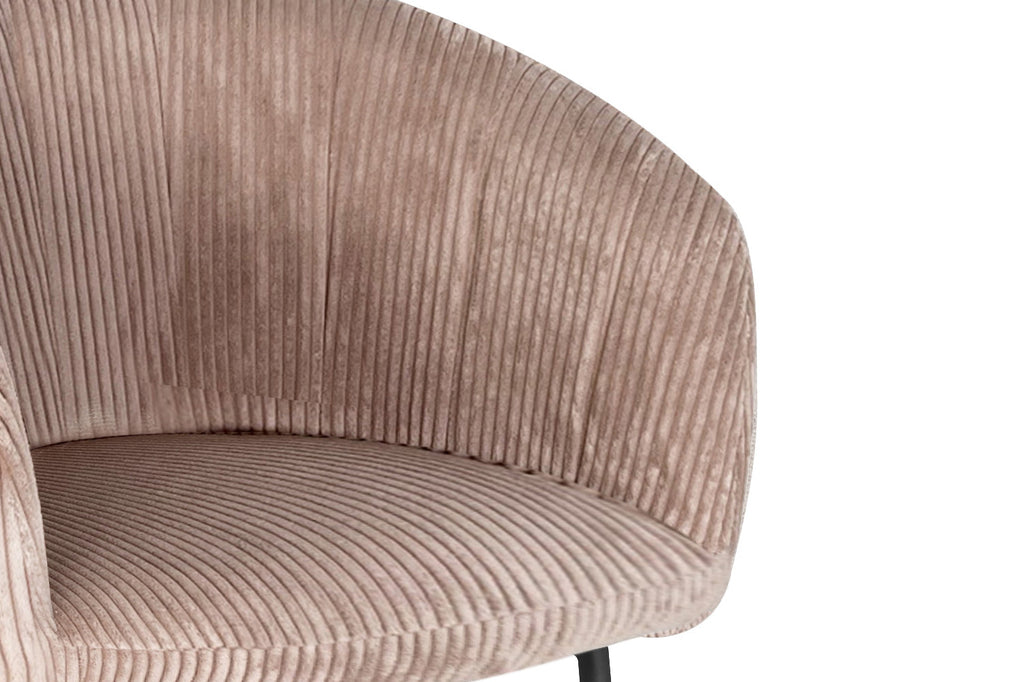 Stoel 'Sevilla' Corduroy Fabb Hyper 38 Zand, detailopname van armleuning en bekleding, benadrukt stijlvol ontwerp voor thuisgebruik.