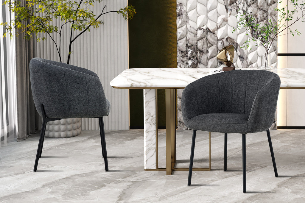 Stoel 'Sevilla' Stof Donkergrijs, set van twee, naast een tafel. Donkergrijze stoelen met zwarte poten, geschikt voor elke woonruimte.