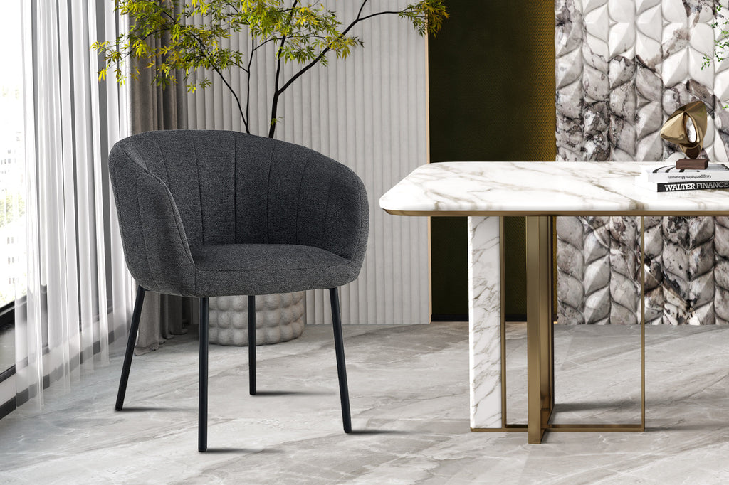Stoel 'Sevilla' Stof Donkergrijs naast een marmeren tafel met gouden poten, perfect voor moderne interieurstijlen. Verpakt per twee.
