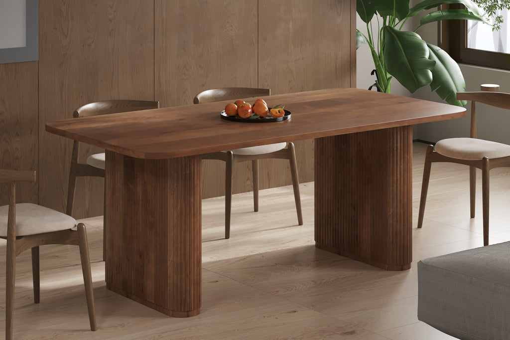 Tafel 'Jean' 200 cm Deens Ovaal van massief mango hout, met een schaal fruit erop, omgeven door een moderne interieursetting.