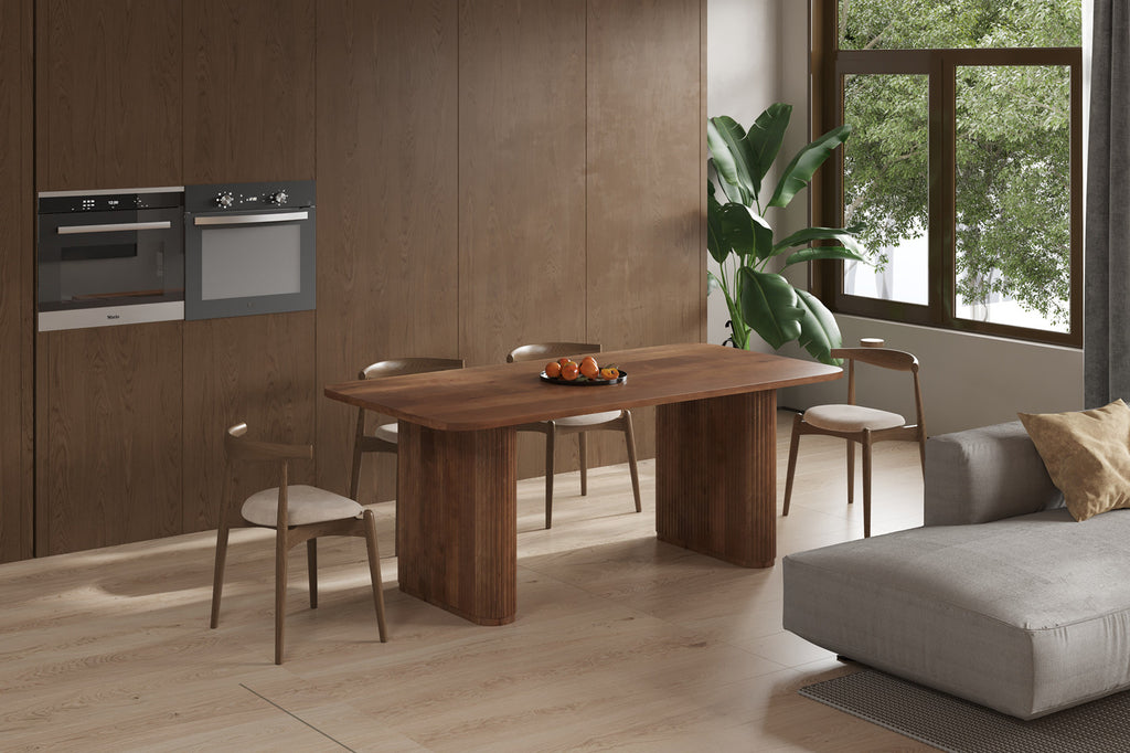 Tafel 'Jean' 200 cm Deens Ovaal Mango Hout Lichtbruin, met massief mango houten structuur en blad, omgeven door stoelen in een smaakvol ingerichte kamer.