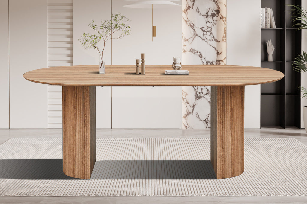 Tafel 'Lagos' 200 cm ovaal, decor oude eik, met een plant op tafel en een speelse omgeving. MDF-structuur met 3D-papier top.