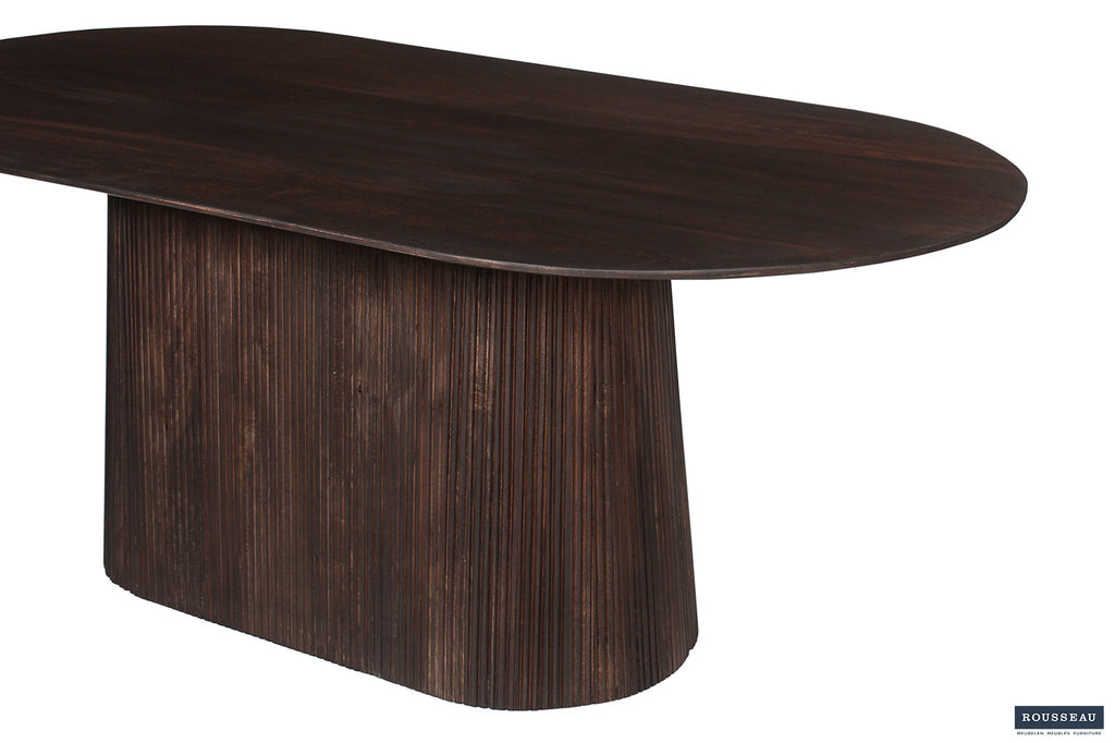 Tafel 'Miguel' 200 cm ovaal van massief mango hout, donkerbruin, met gebogen blad, close-up van houten structuur.