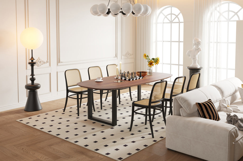 Tafel 'Tommy' 220x100 cm Deens Ovaal U-Poot van exotisch Mango Hout, omringd door stoelen in een stijlvol ingerichte eetkamer.