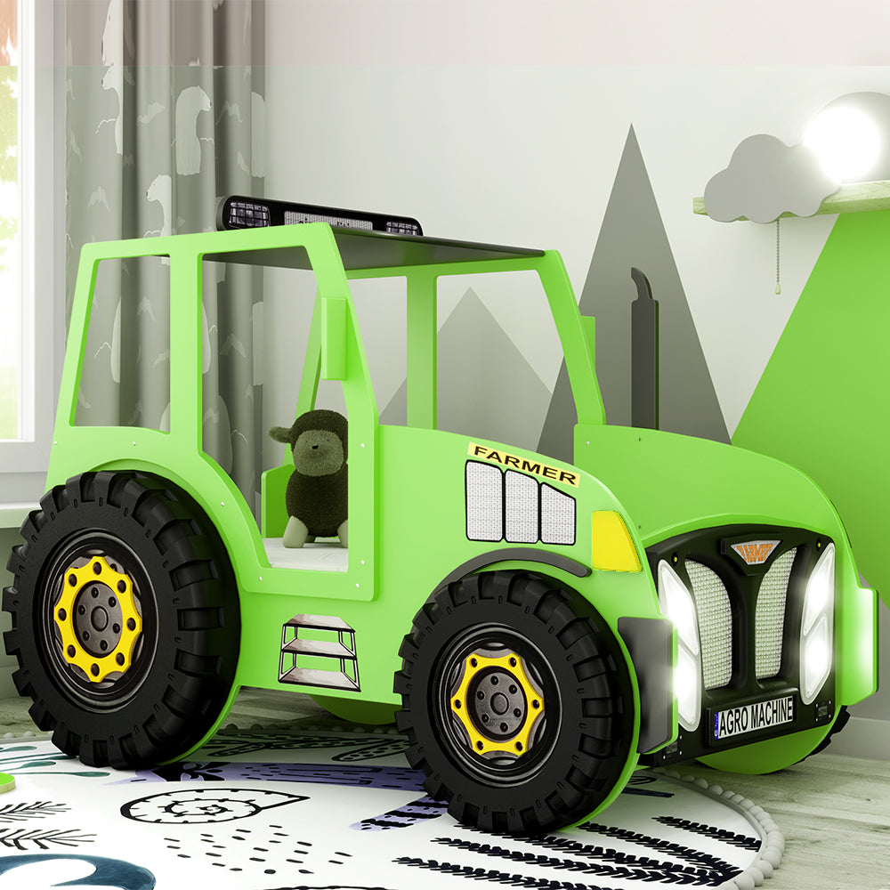 Kinderbed Tractor 204×111 – Groen, een stoer kinderbed in tractorvorm met grote wielen, perfect voor jonge avonturiers. Inclusief matras en gedetailleerde montagehandleiding.