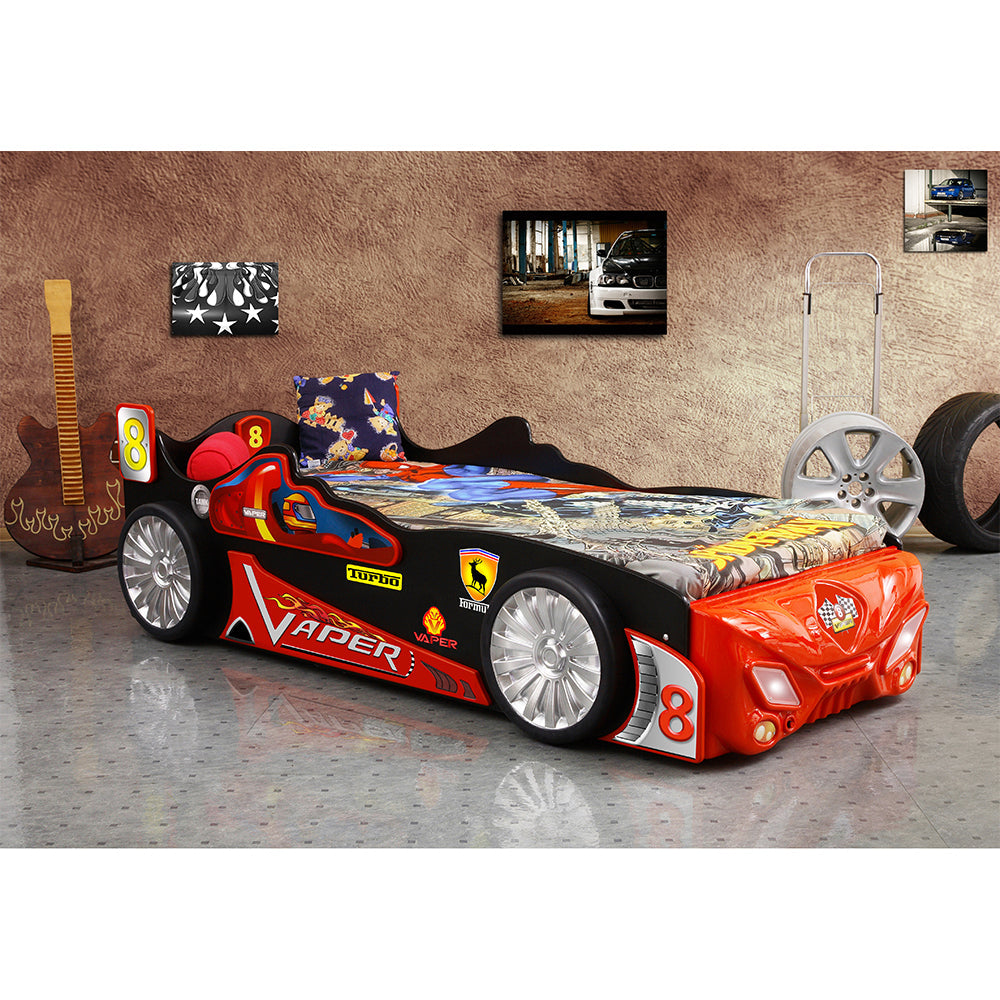 Kinderbed raceauto Vaper 220x115, raceautovorm met rode en zwarte details, inclusief wielen en stickers, geschikt voor kinderen, geleverd met matras.