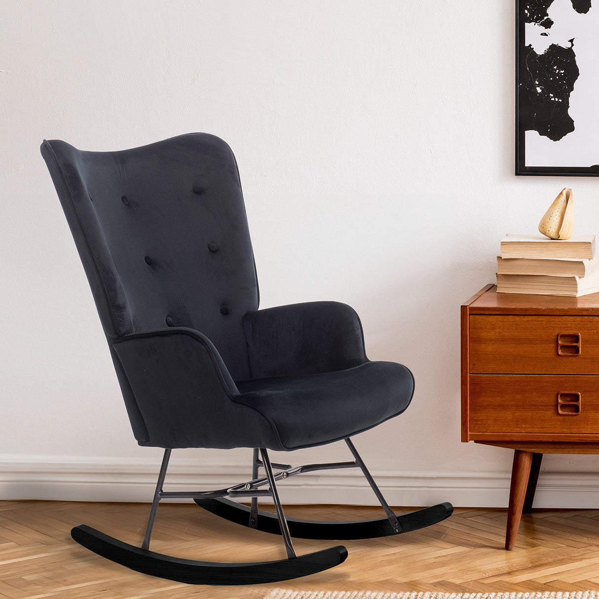 Aemely® Schommelstoel 'Steerne' in zwart fluweel, naast een ladekast, ideaal voor woonkamer of babykamer. Comfortabele rugleuning en zitcomfort.
