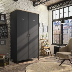 Manchester Kledingkast 2-deurs - Zwart/Eiken Look in een kamer, naast een stoel en een ladder met planten, passend in diverse slaapkamers.
