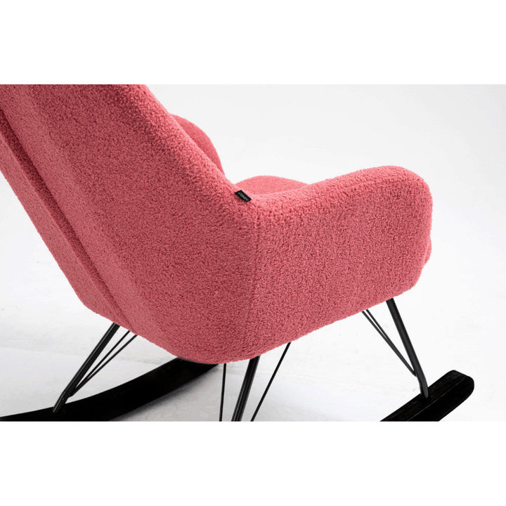 Aemely® Schommelstoel Papa in roze teddy stof met zwarte poten, close-up van armleuning en zitting, ideaal voor comfort in de babykamer.