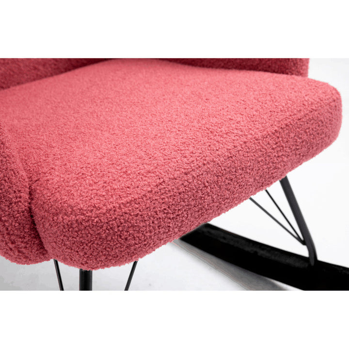 Aemely® Schommelstoel Papa in roze teddy stof met zwarte poten, close-up van stoel met metalen frame en massief beukenhouten poten, perfect voor babykamer.