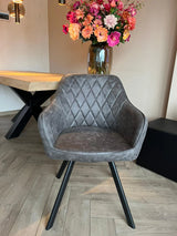 Eetkamerstoel Draaibaar 'Brione' in grijze stof, met ergonomische rugleuning en zwarte metalen poten, voor een stijlvolle en comfortabele eetervaring.