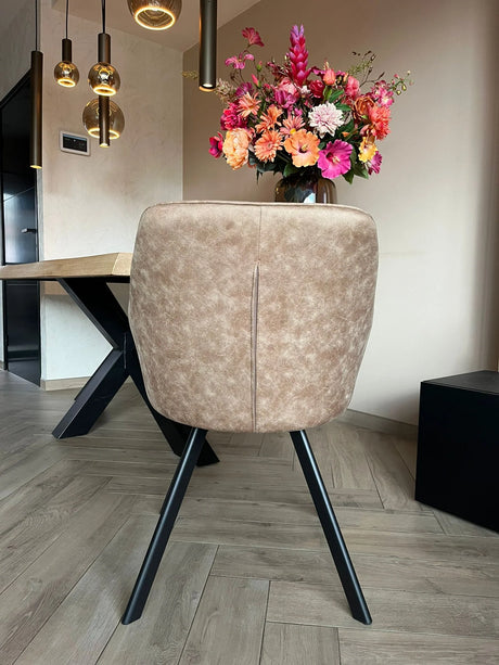 Eetkamerstoel Draaibaar 'Brione' met comfortabele microvezel stof en slank stalen frame, geplaatst in een moderne eetkamer bij Furndaily.