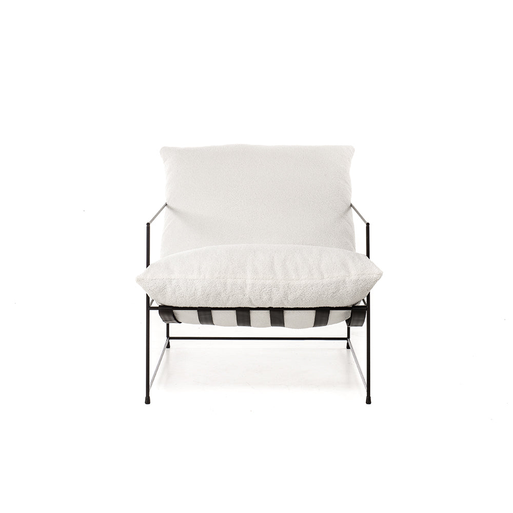 Fauteuil Elton - Wit Teddy Stof met minimalistisch zwart metalen frame en comfortabele kussens, ideaal voor modern interieur. Geen montage vereist.