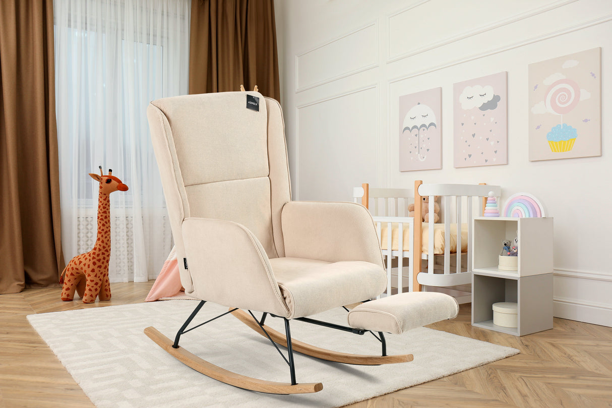 Aemely® Schommelstoel 'Relax' in beige ribstof met ingebouwde voetsteun, ontworpen voor comfort in de babykamer, met houten poten en metalen frame.