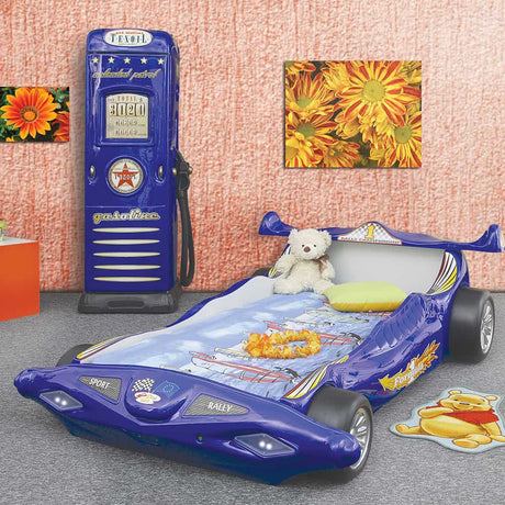 Kinderbed Formule 1 220x160 - Blauw, een stoer peuterbed in de vorm van een raceauto, inclusief wit teddybeer, ideaal voor kleine racefans.