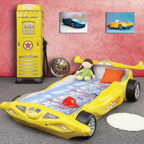 Kinderbed Formule 1 220×160 – Geel: een gele speelgoedauto-vormige kinderbed met wielen, perfect voor kleine racefans. Inclusief matras en eenvoudig in- en uitstappen.
