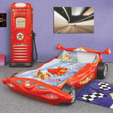 Kinderbed Formule 1 220×160 – Rood, een autovormig peuterbed met matras, rode kleur, ontworpen voor jonge racefans. Geleverd met duidelijke montagehandleiding.
