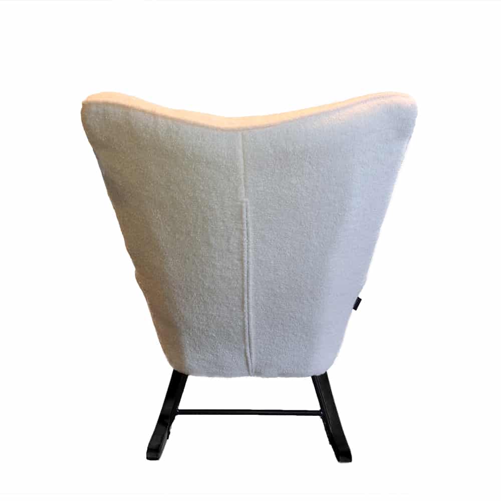 Witte schommelstoel met schaapjesstof en zwarte poten voor op de babykamer