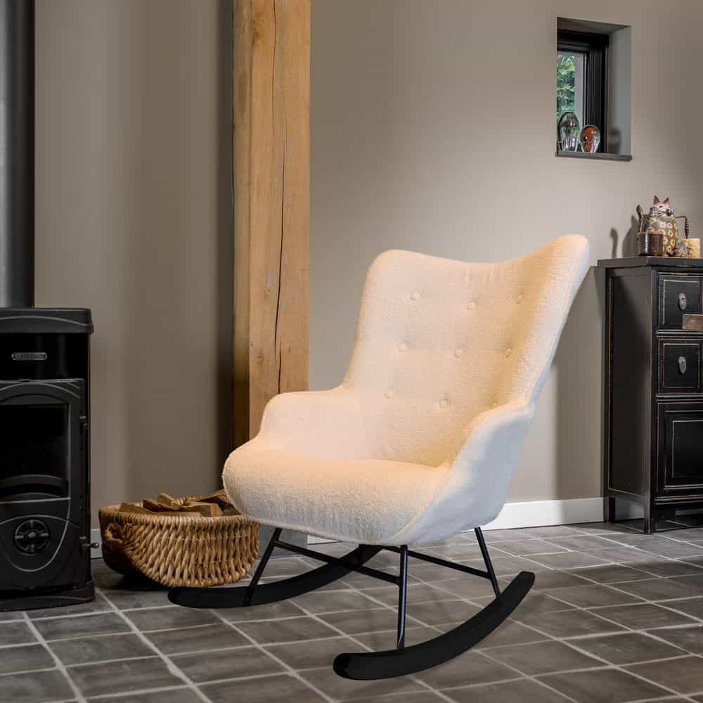 Witte schommelstoel met schaapjesstof en zwarte poten voor op de babykamer