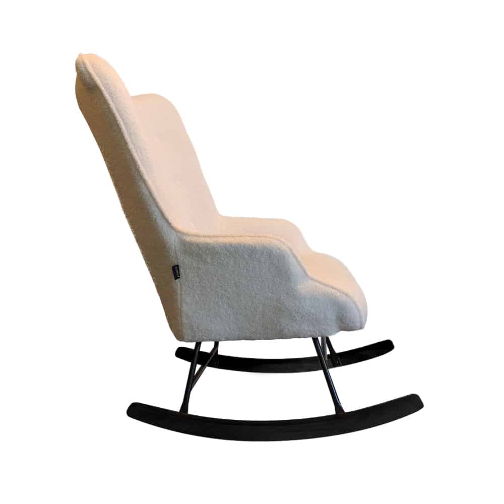 Witte schommelstoel met zwarte poten en een teddy stof