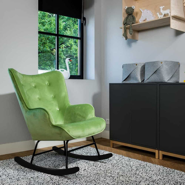 Aemely® Schommelstoel 'Steerne' in Dino Groen velvet, met zwarte houten poten, in een stijlvolle kamer. Perfect voor comfort en design in huis.