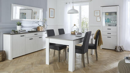 Uitschuifbare Tafel 170/230X90 Marquis in keuken, omringd door stoelen, biedt plaats aan 8-10 personen, met stevige, waterbestendige melamine panelen.
