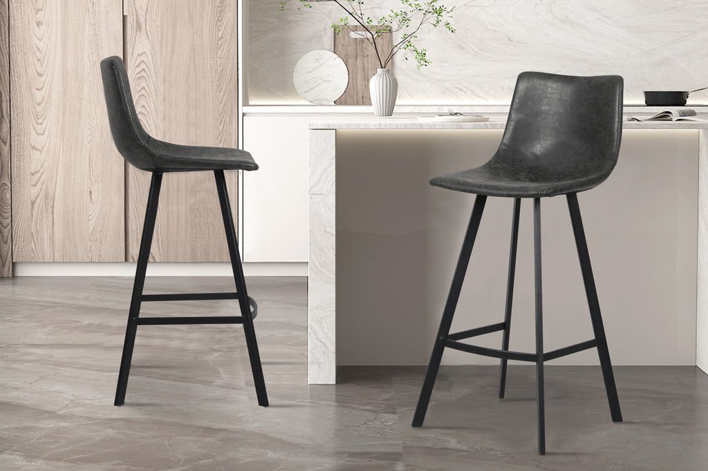Barkruk 'Ozan' PU Zwart, stijlvolle zwarte barstoel met metalen onderstel, geschikt voor keuken en eetkamer, ergonomisch en industrieel design. Set van 2 stuks.