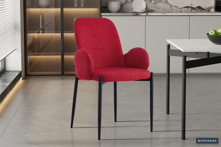 Stoel 'Bilbao' Stof Rood met zwarte metalen poten, geplaatst in een interieur met een glazen plank en witte vloer. Verpakt per twee in een doos.