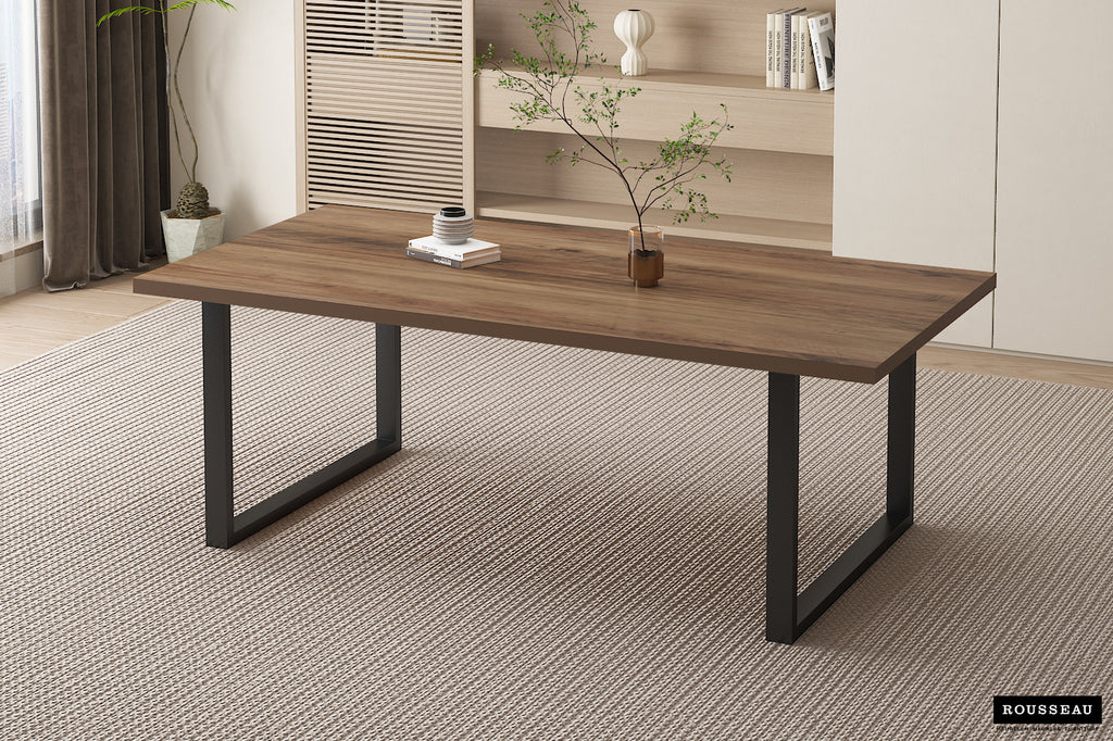 Tafel 'Alexander' 200 cm Decor Mango met een plant in een glazen vaas erop, geplaatst in een interieur met gordijnen en ventilatierooster.