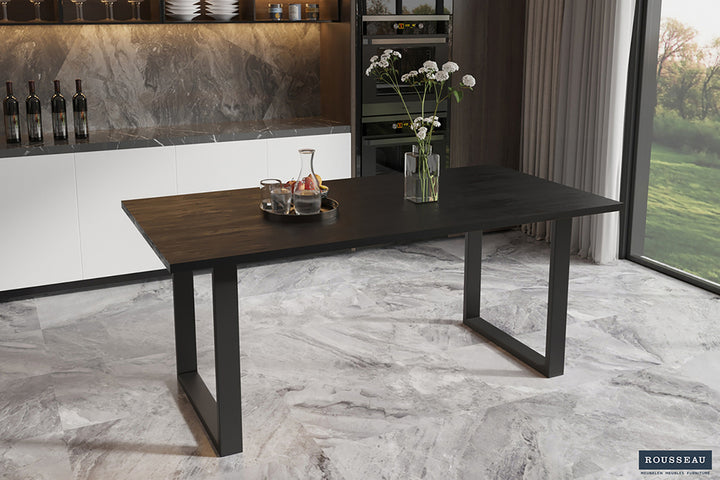 Tafel 'Nicola' 180 cm rechthoekig van zwart mango hout met metalen structuur, getoond met decoratieve bloemenvaas en dienblad op een moderne interieurtafel.