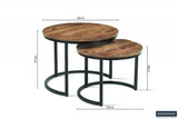 Salontafel 'Goja' 2-delig Mango Hout, met metalen structuur en exotisch Mango houten blad, naast een stapel van vergelijkbare houten en metalen tafels.