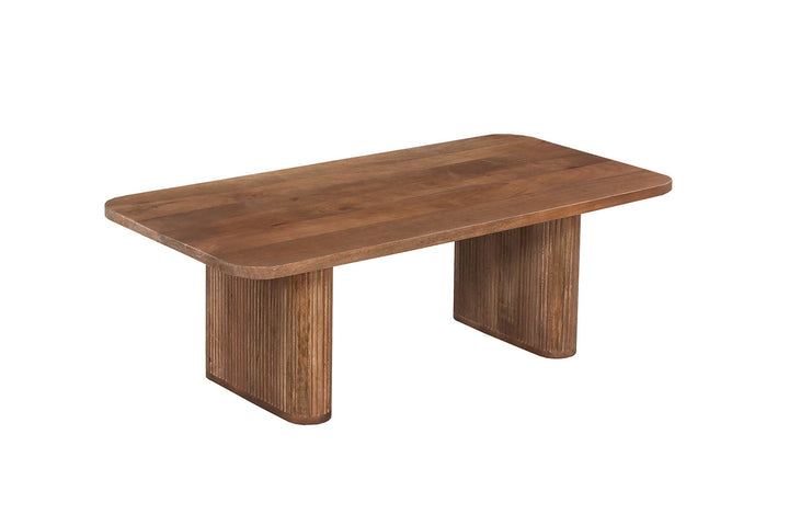 Salontafel 'Jean' van lichtbruin mango hout, met massief houten structuur en blad. Te zien is een stijlvolle houten tafel met stevige poten.