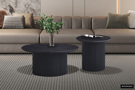 Salontafel 'Lagos' 80 cm Rond Decor Donkerbruin, een stijlvolle MDF tafel met 3D-papier afwerking, geplaatst in een moderne woonkamer naast een bank.