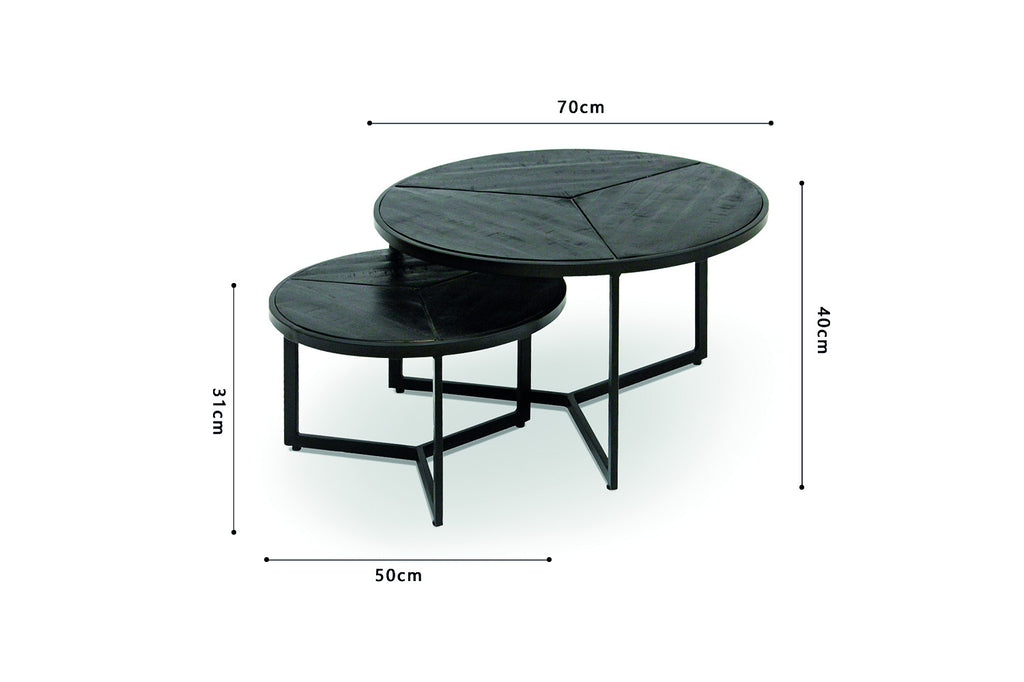 Salontafel 'Laveu' 2-delig van exotisch mango hout met metalen structuur, zwarte afwerking. Close-up van het tafelblad en de bijpassende ronde tafels.