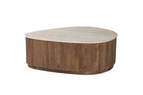 Salontafel 'Nolan' 100 cm met een houten onderstel van mangohout en een blad van travertin, toont een elegante mix van natuurlijke materialen.