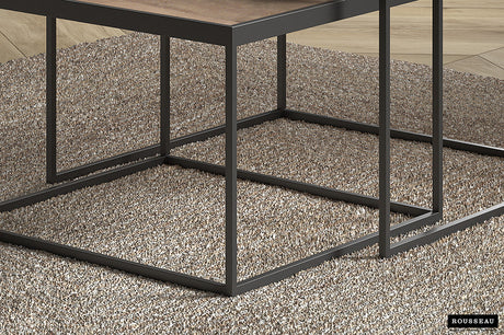 Salontafel 'Quinn' 2-delig van Mango Hout met metalen structuur, geplaatst op een vloerkleed.