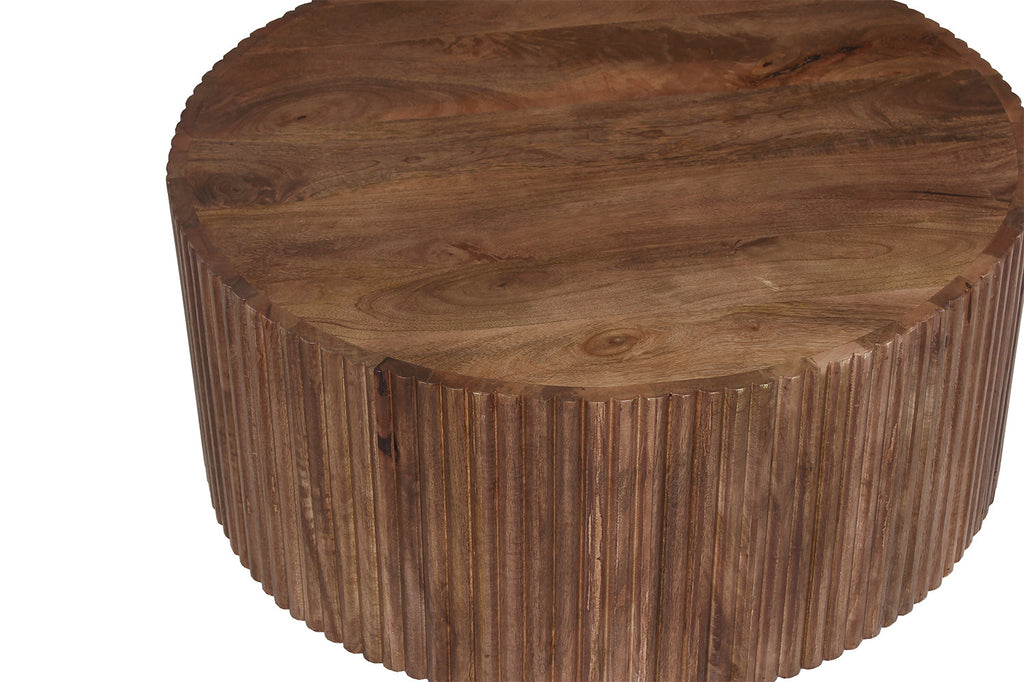 Salontafel 'Victor' van massief Mango hout, ronde vorm met zichtbare houtnerf, geschikt als stijlvolle toevoeging aan de woonkamer.