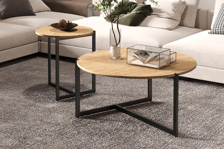Set van 2 salontafels 'Pola' met houten blad en zwart metalen onderstel, op tapijt, inclusief glazen container en vaas met tak.