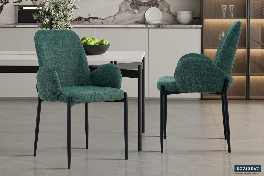 Stoel 'Bilbao' Stof Groen met zwarte poten, geplaatst in een ingerichte kamer. Verkocht in sets van twee, ideaal voor elke woonruimte.