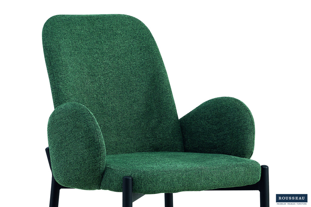Stoel 'Bilbao' Stof Groen met zwarte metalen poten en armleuningen, ideaal voor elke ruimte in huis. Verpakt per twee, perfect voor veelzijdig gebruik.