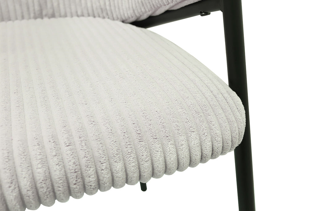 Stoel 'Hugo' Corduroy Lichtgrijs, close-up van de lichte corduroy stof op een stoel, benadrukt het gedetailleerde ontwerp en de hoogwaardige bekleding.