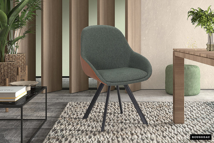 Stoel 'Jan' met metalen poten en polyester bekleding, geschikt voor elke kamer. Te zien naast een plant, boeken en een tafel.