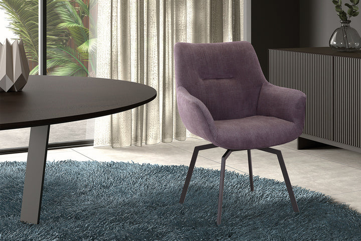 Stoel 'Modest' Draaibaar Ribfluweel Grijs op een vloerkleed naast een tafel met vaas, perfect voor moderne interieurinrichting.