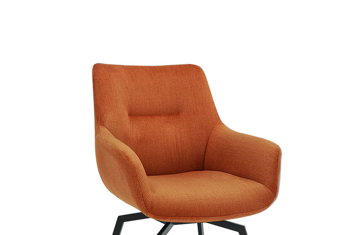Stoel 'Modest' Draaibaar Ribfluweel Oranje met zwarte metalen poten en armleuningen, perfect voor elke ruimte in huis. Verkrijgbaar bij Furndaily.