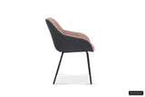 Stoel 'Sem' met roze stof en donkergrijze PU-rug, voorzien van armleuningen. Perfect als stijlvolle toevoeging aan je interieur.