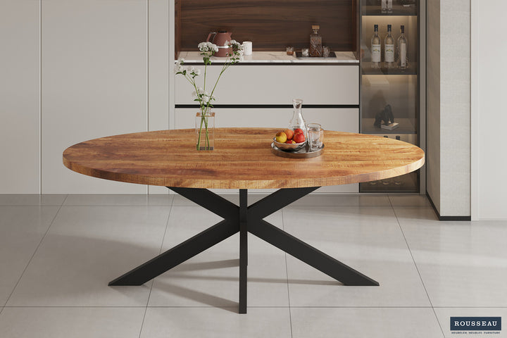 Tafel 'Alexa' 200 cm ovaal van Mango hout met metalen structuur, met fruitkom en bloemenvaas erop.