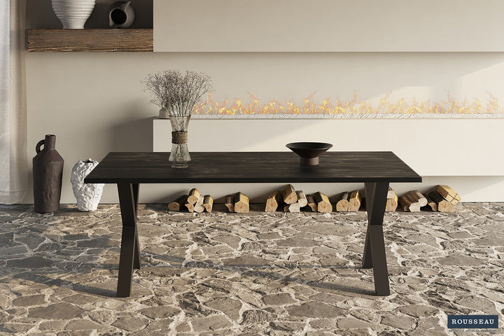 Tafel 'Elena' 200 cm, rechthoekig, gemaakt van exotisch mango hout met zwart metalen structuur, met vaas en houten accessoires erop.